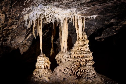 Grotte de Labouiche (Ariège) - "Le gateau d'anniversaire" : ensemble de concrétions sur les parois de la partie amont de la rivière(SP-23-1717)